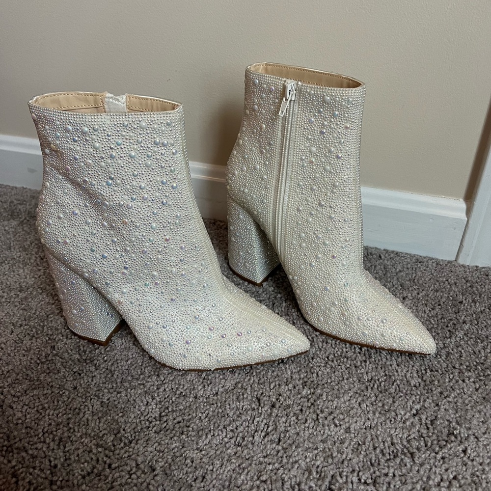 NWT Steve Madden Nelle booties white pearl 9